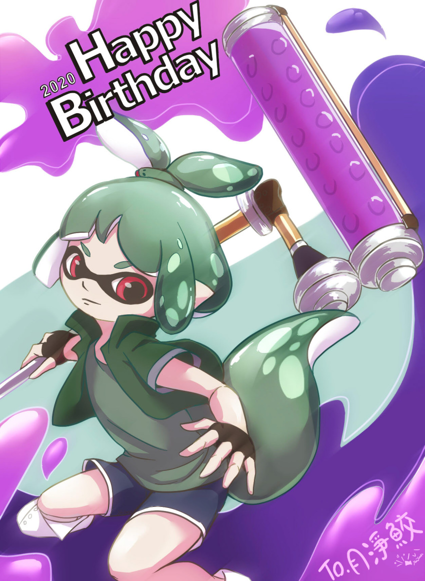 1other adagumo_no_saragimaru alternate_costume androgynous black_gloves blue_shorts buttons chin chinese_commentary closed_mouth commentary_request english_text fingerless_gloves frown gift_art gloves green_background green_hair green_jacket green_shirt hair_ornament happy_birthday highres holding holding_weapon inkling jacket jumping len'en paint paint_roller pointy_ears purple_trim red_eyes shirt short_hair short_ponytail short_shorts shorts snake_hair_ornament snake_tail socks splatoon_(series) tail thick_eyebrows v-shaped_eyebrows weapon white_background white_socks white_trim yaxiu