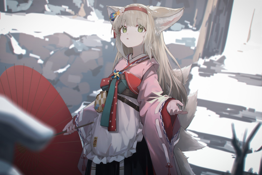 1girl animal_ear_fluff animal_ears apron arknights black_hakama blonde_hair chinese_knot coin_purse commentary cowboy_shot flower fox_ears fox_girl fox_tail frilled_apron frills green_eyes hair_flower hair_ornament hairband hakama hakama_skirt highres holding holding_umbrella japanese_clothes kimono kitsune kyuubi long_sleeves looking_up multiple_tails obi official_alternate_costume oil-paper_umbrella outdoors parted_lips pink_kimono pinwheel red_hairband red_umbrella sash skirt solo suzuran_(arknights) suzuran_(yukibare)_(arknights) tail tassel teay_(ttttteay) umbrella waist_apron white_apron wide_sleeves yagasuri
