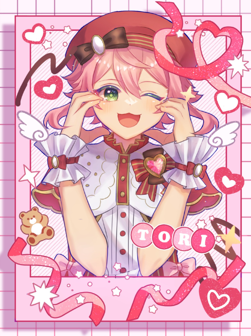 1boy androgynous character_name ensemble_stars! green_eyes heart heart_hands heart_of_string highres himemiya_tori looking_at_viewer male_focus official_alternate_costume one_eye_closed open_mouth pink_background pink_hair red_background red_headwear riri_(riri_nemuioo0) shirt short_hair smile solo star_(symbol) striped striped_background stuffed_animal stuffed_toy teddy_bear white_shirt wings