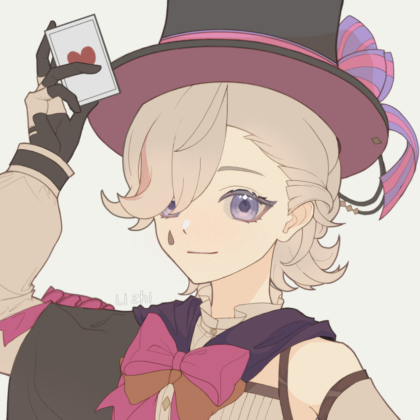 1boy asymmetrical_bangs black_gloves black_headwear bow bowtie card facial_mark genshin_impact gloves hair_over_one_eye hat highres holding holding_card lizhi_(lobrory89873) lyney_(genshin_impact) male_focus pink_bow pink_bowtie playing_card smile solo top_hat violet_eyes