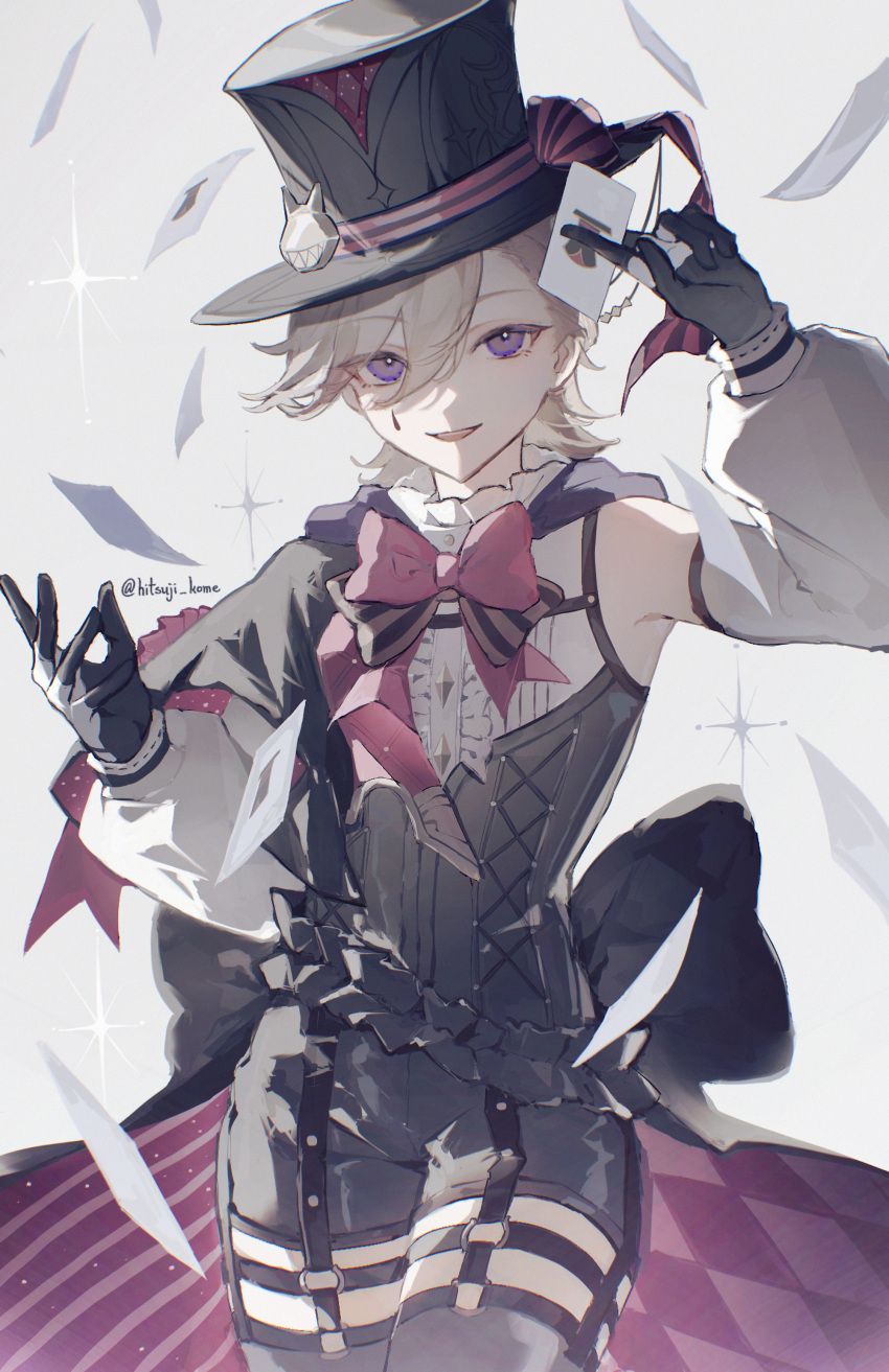 1boy 329kome absurdres asymmetrical_bangs back_bow black_bow black_gloves black_headwear blonde_hair bow card detached_sleeves facial_mark genshin_impact gloves hat highres lyney_(genshin_impact) male_focus open_mouth playing_card short_hair smile solo top_hat violet_eyes white_background white_gloves