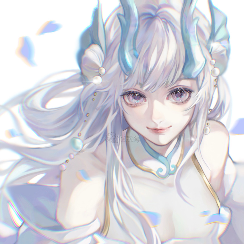 1girl absurdres beiqingluoshicaicai blue_horns fins head_fins highres horns long_hair looking_at_viewer pearl_hair_ornament shell_hair_ornament sleeveless smile solo violet_eyes wangzhe_rongyao white_hair xishi