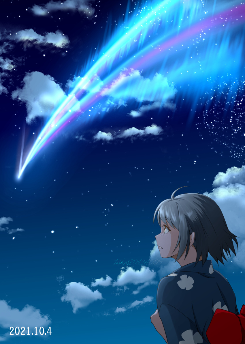 1girl absurdres ahoge back_bow black_hair bow brown_eyes clouds comet commentary_request dated highres japanese_clothes kimi_no_na_wa. kimono looking_up miyamizu_mitsuha night night_sky outdoors parted_lips partial_commentary red_bow short_hair sidelocks sky solo star_(sky) starry_sky take20131004 yukata