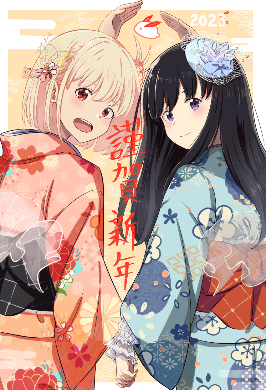 2023 2girls absurdres arms_up back_bow black_bow black_hair blonde_hair blue_kimono blush border bow chai_haru closed_mouth commentary_request cowboy_shot floral_print flower furisode hair_flower hair_ornament happy_new_year highres holding_hands inoue_takina japanese_clothes kimono long_hair looking_at_viewer looking_back lycoris_recoil multiple_girls nishikigi_chisato obi one_side_up open_mouth orange_kimono purple_hair red_bow red_eyes sash short_hair sidelocks smile teeth translation_request upper_teeth_only white_border yuri