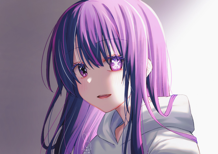 1girl absurdres aro_1801 blush commentary gradient_background hair_between_eyes highres hood hoodie hoshino_ai_(oshi_no_ko) long_hair looking_at_viewer mismatched_pupils multicolored_hair open_mouth oshi_no_ko pink_hair purple_hair shade sidelighting sidelocks solo star-shaped_pupils star_(symbol) streaked_hair symbol-shaped_pupils teeth twitter_username upper_body upper_teeth_only violet_eyes white_hoodie