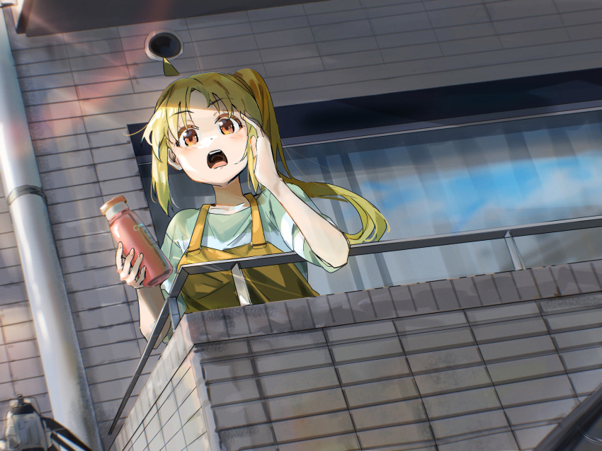1girl ahoge apron balcony blonde_hair bocchi_the_rock! bottle brown_apron brown_eyes calling dutch_angle from_below funi_mu9 green_shirt hand_up high_side_ponytail highres holding holding_bottle ijichi_nijika lens_flare long_hair looking_at_viewer open_mouth orange_eyes outdoors parted_bangs shirt short_sleeves sidelocks solo standing t-shirt upper_body yellow_apron