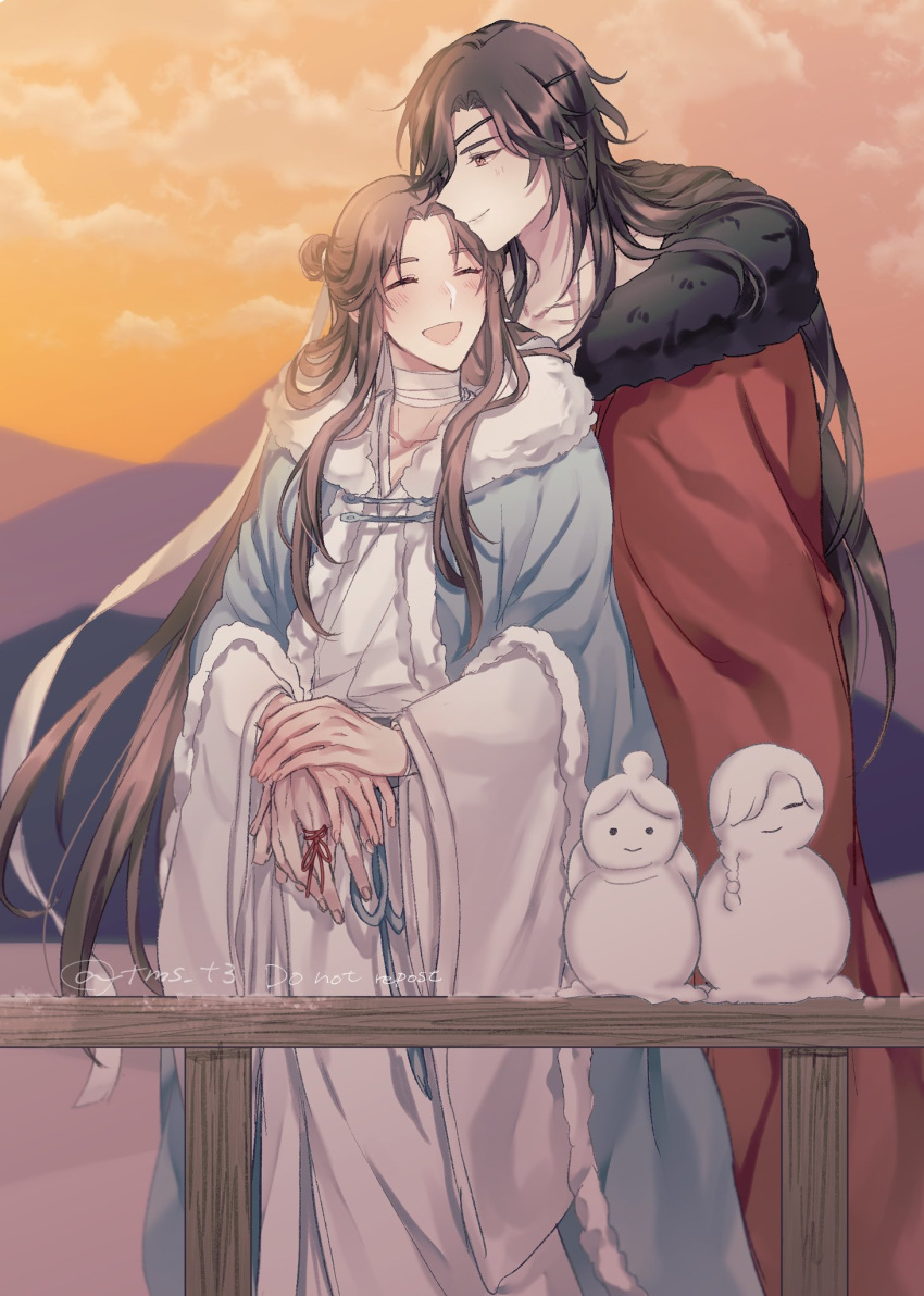 2boys :d ^_^ artist_name bandaged_neck bandages bishounen black_hair blue_coat blurry blurry_background blush brown_eyes brown_hair chinese_clothes closed_eyes closed_mouth clouds coat collarbone commentary eyepatch floating_hair fur-trimmed_coat fur_trim hair_bun hair_ribbon hanfu highres holding_hands hua_cheng long_hair long_sleeves male_focus mountain mountainous_horizon multiple_boys one_eye_covered open_mouth orange_sky outdoors parted_bangs ponzu_(tms_t3) railing red_coat ribbon robe sidelocks single_hair_bun sky smile snow snowman standing string string_around_finger string_of_fate tianguan_cifu twilight twitter_username very_long_hair white_ribbon white_robe wide_sleeves xie_lian