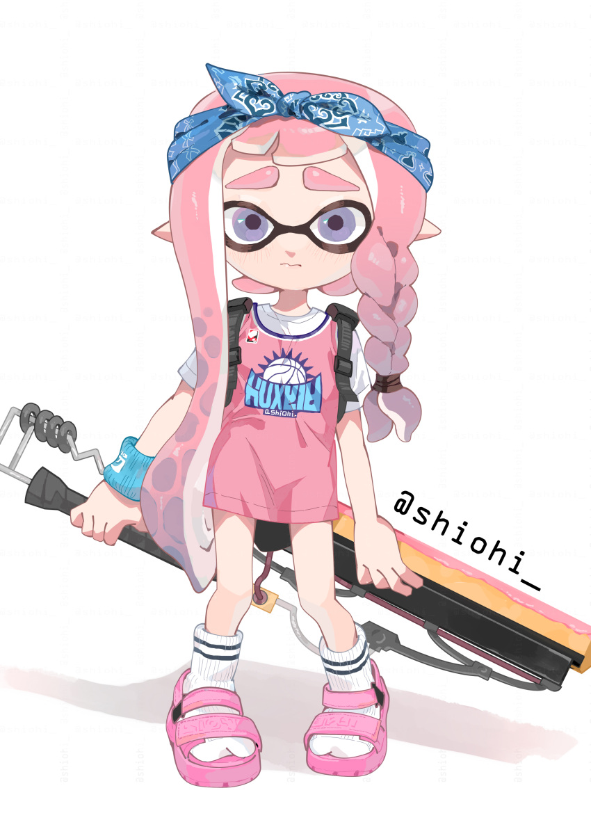 1girl absurdres artist_name bandana basketball_jersey blue_bandana blue_wristband blush braid closed_mouth commentary_request full_body gradient_hair highres holding holding_weapon inkling inkling_girl jersey long_hair looking_at_viewer multicolored_hair pink_footwear pink_hair pointy_ears purple_hair sandals shiohi shirt short_sleeves side_braid sidelocks simple_background single_braid socks solo splatana_wiper_(splatoon) splatoon_(series) standing t-shirt tentacle_hair thick_eyebrows twitter_username very_long_hair violet_eyes wavy_mouth weapon white_background white_shirt white_socks wristband