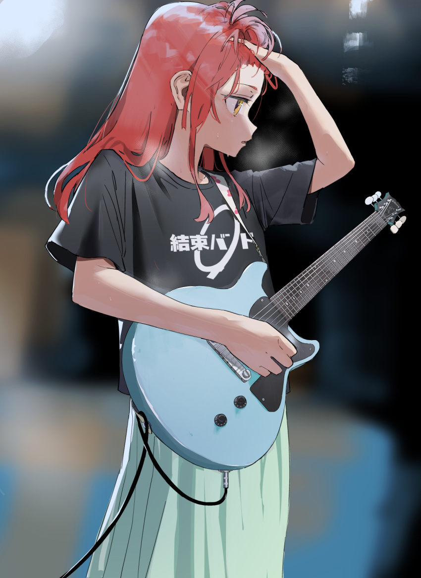 1girl black_shirt bocchi_the_rock! clothes_writing electric_guitar from_side guitar highres holding holding_instrument instrument kita_ikuyo long_hair open_mouth pleated_skirt profile redhead shirt short_sleeves skirt solo yamamura_saki yellow_eyes