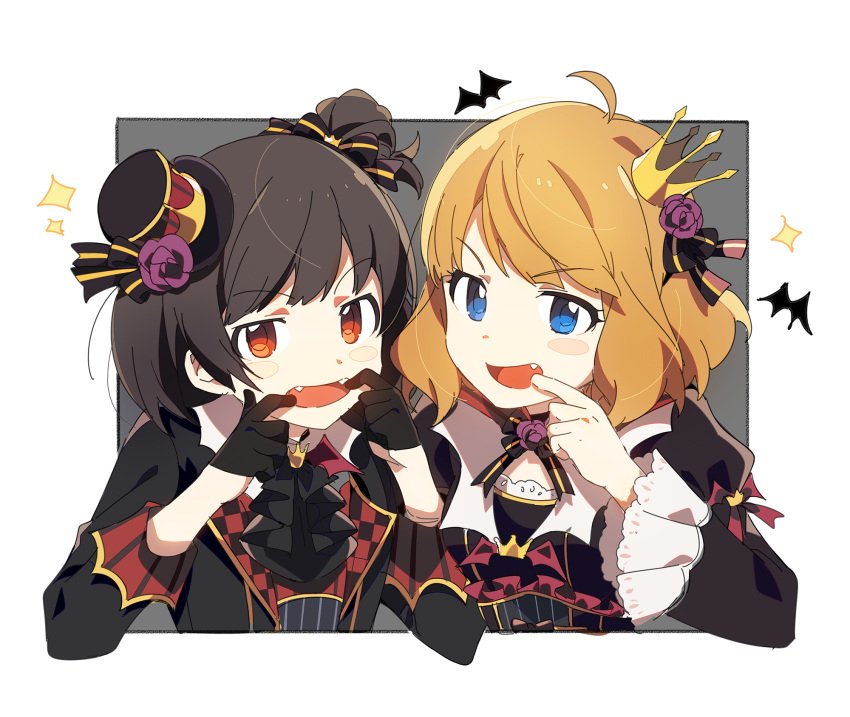 2girls ahoge ap_bar ascot bat_(animal) black_ascot black_gloves black_hair black_headwear black_ribbon blue_eyes blush bow breasts brown_hair crown fang flat_chest flower gloves grid_background hair_bow hair_ribbon half_gloves hand_up hands_up hat hat_flower hat_ribbon highres idolmaster idolmaster_million_live! idolmaster_million_live!_theater_days jacket long_sleeves looking_at_viewer mini_crown mini_hat mouth_pull multicolored_clothes multicolored_jacket multiple_girls nakatani_iku neck_ribbon one_side_up open_mouth puffy_long_sleeves puffy_sleeves purple_flower purple_rose red_eyes ribbon rose short_hair small_breasts smile sparkle striped striped_ribbon suou_momoko two-tone_background two-tone_jacket upper_body v-shaped_eyebrows
