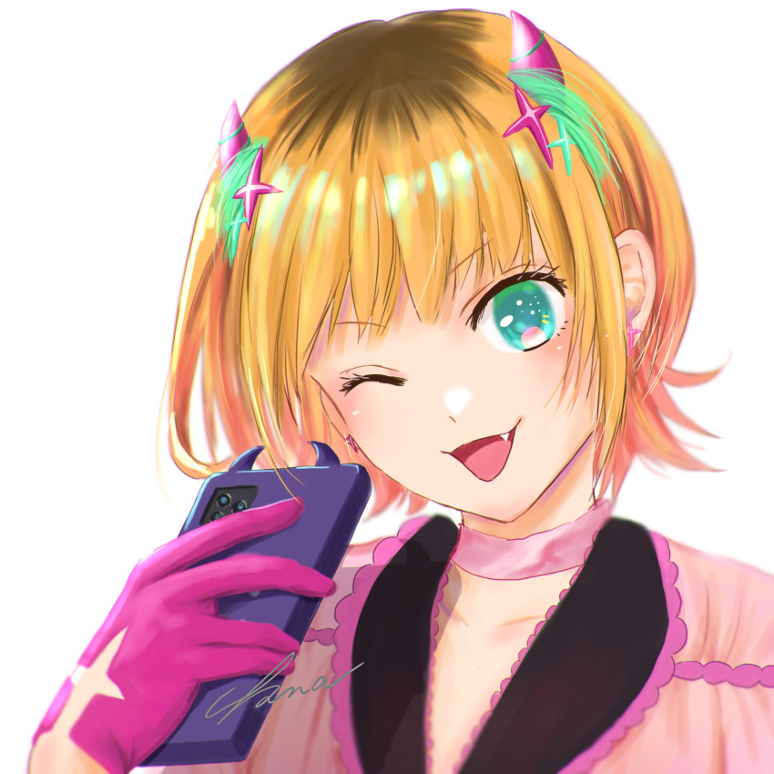1girl ;3 blonde_hair blue_eyes blush cellphone choker collarbone commentary demon_horns earrings fake_horns fang gloves hanamaru_(wanamaru) highres holding holding_phone horns jewelry looking_at_viewer memcho no_pupils one_eye_closed open_mouth oshi_no_ko phone pink_choker pink_gloves short_hair sidelocks signature simple_background smartphone smartphone_case smile solo upper_body white_background
