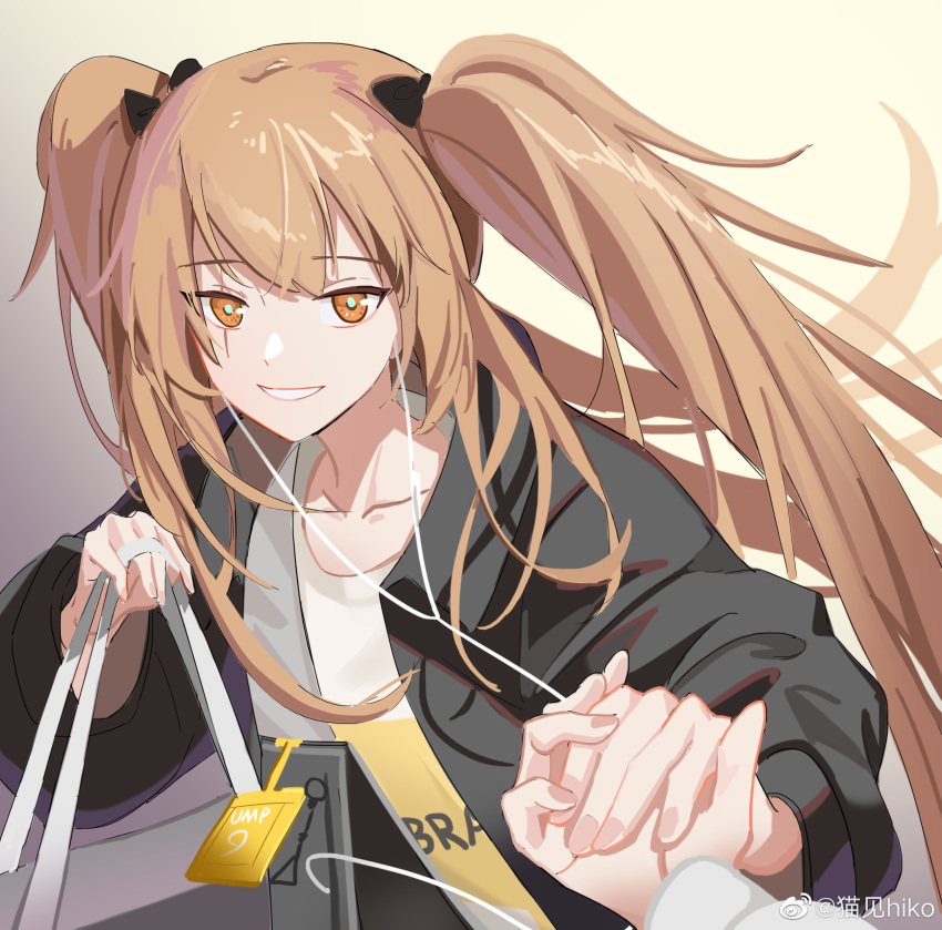 2girls absurdres black_jacket brown_eyes brown_hair character_name collarbone commentary_request girls_frontline gradient_background green_pupils grin highres holding_hands jacket long_hair looking_at_viewer mao_jian_hiko multiple_girls official_alternate_costume scar scar_across_eye smile solo_focus twintails ump9_(bee's_knees)_(girls_frontline) ump9_(girls_frontline) upper_body weibo_username