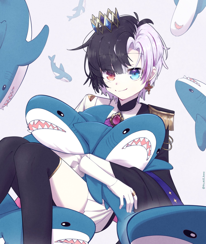 1girl black_hair blue_eyes crown earrings heterochromia highres holding holding_stuffed_toy idol_corp ikea_shark its_still_kuno jewelry looking_at_viewer multicolored_hair red_eyes ribbon rin_penrose short_hair smile solo split-color_hair stuffed_animal stuffed_shark stuffed_toy two-tone_hair two-tone_shirt virtual_youtuber white_hair