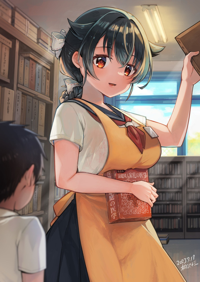 1boy 1girl alternate_costume apron artist_name black_hair black_sailor_collar book bookshelf breast_rest breasts dated hair_flaps highres jingei_(kancolle) kantai_collection kirisawa_juuzou large_breasts library neckerchief open_mouth red_eyes red_neckerchief sailor_collar school_uniform serafuku short_hair short_sleeves smile upper_body yellow_apron