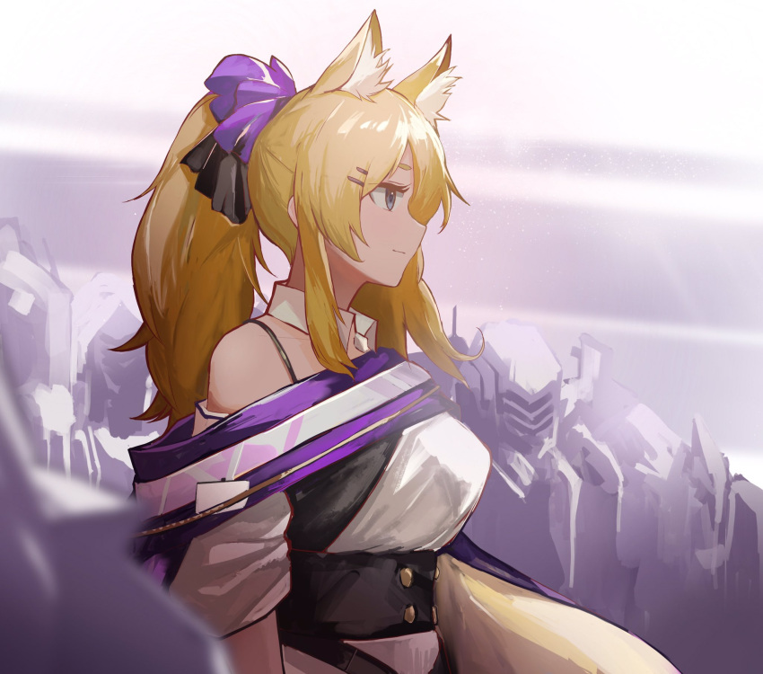 1girl animal_ear_fluff animal_ears arknights black_bow blonde_hair blurry blurry_background bow commentary detached_collar dress extra_ears from_side grey_background hair_bow highres horse_ears horse_girl knight looking_afar official_alternate_costume ponytail profile purple_bow purple_sash ruyu_(txzy22) sash smile solo upper_body violet_eyes whislash_(arknights) whislash_(glory_purple)_(arknights) white_dress