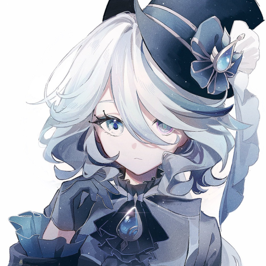1girl ascot black_ascot black_gloves black_jacket blue_bow blue_gemstone blue_headwear bow closed_mouth frilled_sleeves frills furina_(genshin_impact) gem genshin_impact gloves hat hat_bow highres jacket long_sleeves medium_hair mi505521 mismatched_pupils simple_background solo top_hat upper_body wavy_hair white_background white_hair