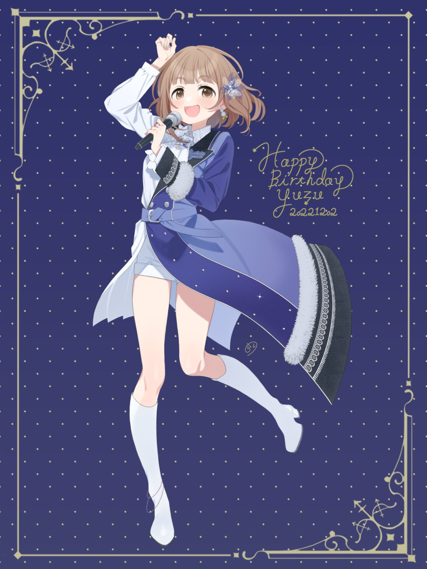 1girl arm_up asymmetrical_sleeves blue_background blue_bow blue_nails blunt_bangs blush boots bow breasts brown_eyes brown_hair character_name crescent crescent_hair_ornament dated dot_nose earrings full_body fur-trimmed_jacket fur-trimmed_sleeves fur_trim hair_ornament hand_up happy_birthday highres holding holding_microphone idolmaster idolmaster_cinderella_girls idolmaster_cinderella_girls_starlight_stage jacket jewelry kitami_yuzu knee_boots leg_up long_sleeves looking_at_viewer medium_breasts microphone mismatched_sleeves multicolored_clothes multicolored_jacket open_mouth polka_dot polka_dot_background short_hair shorts signature smile solo standing standing_on_one_leg takeda_larissa_tago two-tone_jacket waist_bow white_footwear white_shorts