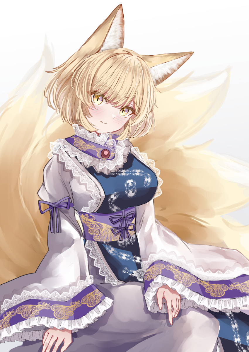 1girl animal_ears blonde_hair closed_mouth dress fox_ears fox_tail frilled_sleeves frills highres long_sleeves looking_at_viewer multiple_tails no_headwear sarasadou_dan short_hair simple_background smile solo tabard tail touhou white_background white_dress wide_sleeves yakumo_ran yellow_eyes