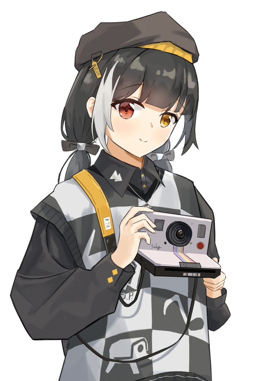 1girl alternate_costume artist_name beret black_bow black_hair black_headwear bow camera checkered_clothes chinese_commentary clothing_request commentary_request dinergate_(girls'_frontline) girls_frontline grey_hair hair_bow hat heterochromia highres holding holding_camera looking_at_viewer low_twintails multicolored_hair polaroid red_eyes ro635_(girls'_frontline) s41ty smile solo twintails yellow_eyes