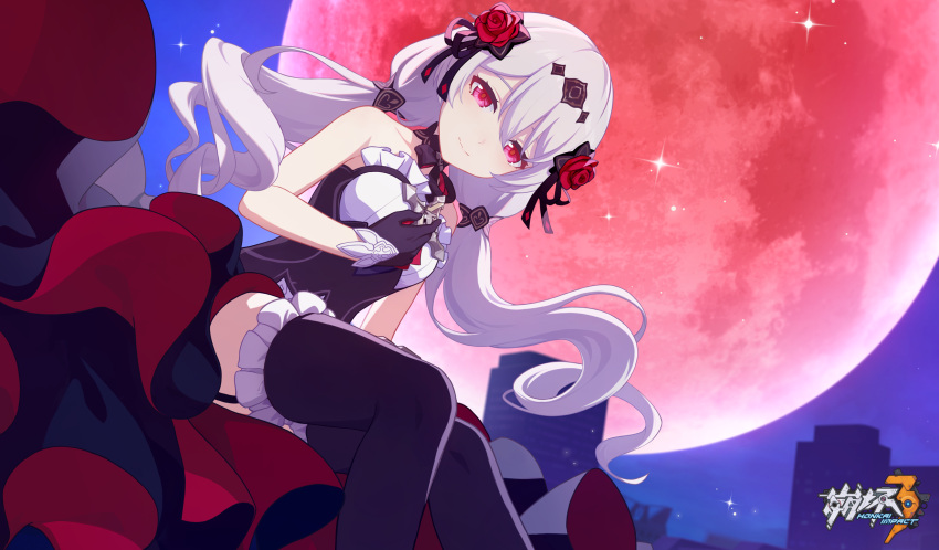 1girl bare_arms bare_shoulders black_dress black_gloves black_thighhighs blue_sky breasts chinese_commentary closed_mouth dress flower full_moon gloves hair_between_eyes hair_flower hair_ornament hand_on_own_chest highres honkai_(series) honkai_impact_3rd logo long_hair looking_at_viewer moon official_art official_wallpaper outdoors red_eyes red_flower red_moon red_rose rose sky small_breasts smile solo star_(symbol) theresa_apocalypse theresa_apocalypse_(luna_kindred) thigh-highs white_hair