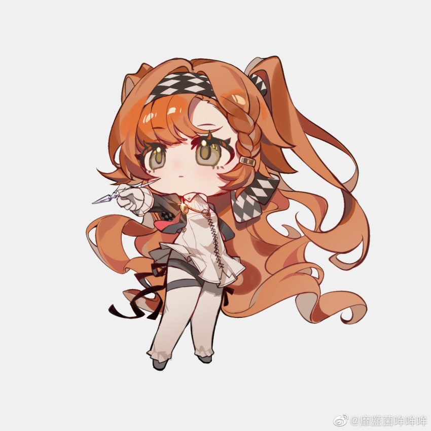 1girl artist_name black_ribbon braid brown_eyes checkered_hairband chibi closed_mouth dress full_body glass_pen gloves grey_background grey_cloak grey_footwear hair_ornament hairclip highres holding holding_pen light_blush long_hair looking_ahead looking_up migu_jun orange_hair outstretched_arm pants pen reverse:1999 ribbon side_braid simple_background solo sonetto_(reverse:1999) standing two_side_up weibo_logo weibo_username white_dress white_gloves white_pants