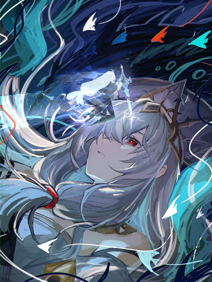 1girl abstract_background angelfish arknights bare_shoulders blue_background collar commentary dress fish grey_hair hair_over_one_eye highres leaning_back light_frown long_hair phoenix_crown red_eyes sidelocks skadi_(arknights) skadi_the_corrupting_heart_(arknights) skadi_the_corrupting_heart_(sublimation)_(arknights) solo tropical_fish upper_body waves weeiskaw white_dress white_headwear