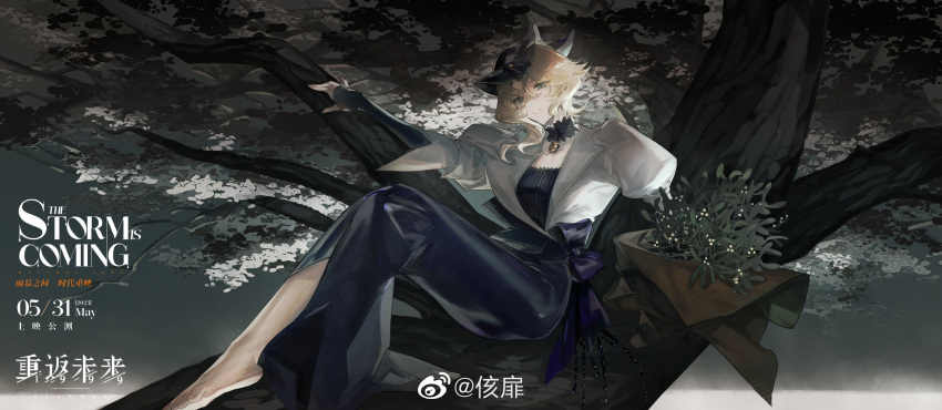 1girl bare_legs barefoot blonde_hair blue_dress blue_headwear bouquet chinese_text copyright_name dress druvis_iii english_text full_body green_eyes highres holding holding_bouquet in_tree juliet_sleeves kaifei_(kaifei_29) logo long_sleeves medium_hair mistletoe night night_sky parted_lips puffy_sleeves reverse:1999 sitting sitting_in_tree sitting_on_branch sky solo tree underlighting weibo_logo weibo_username