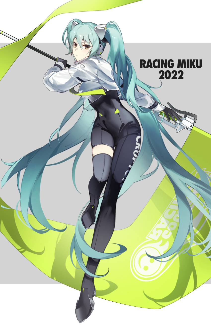 1girl absurdres aqua_hair asymmetrical_bodysuit black_bodysuit black_gloves bodysuit boots character_name closed_mouth commentary covered_navel cropped_jacket flag flagpole full_body gloves green_flag green_gloves grey_eyes hatsune_miku highres holding holding_pole jacket kanvien long_hair long_sleeves looking_at_viewer pole racequeen racing_miku racing_miku_(2022) single_leg_bodysuit single_thigh_boot single_thighhigh smiley_face solo standing standing_on_one_leg text_print thigh-highs thigh_boots twintails two-tone_gloves very_long_hair vocaloid white_jacket