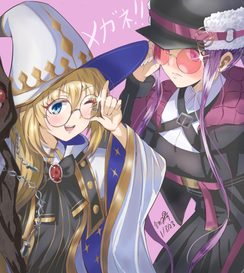 2girls adjusting_eyewear black_bow black_bowtie black_dress black_headwear black_jacket blonde_hair blush bow bowtie braid braided_ponytail brooch cabbie_hat closed_mouth commentary dated dress fate/grand_order fate_(series) glasses hair_between_eyes hat height_difference highres holding holding_staff jacket jewelry long_hair long_sleeves medusa_(fate) medusa_(saber)_(fate) multiple_girls open_clothes open_jacket pink-tinted_eyewear pink_background ponytail purple_hair robe round_eyewear side_ponytail sidelocks signature simple_background smile staff teeth tetsu_no_samurai_(blades2005) tinted_eyewear tonelico_(fate) trait_connection upper_teeth_only very_long_hair violet_eyes white_headwear white_robe wide_sleeves witch_hat