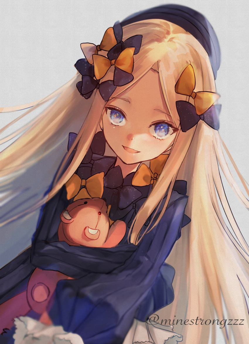 1girl abigail_williams_(fate) beret black_bow black_dress black_headwear blonde_hair blue_eyes blush bow dress fate/grand_order fate_(series) grey_background hair_bow hat highres holding holding_stuffed_toy long_hair looking_at_viewer mine_suto_rongu multiple_hair_bows orange_bow parted_bangs parted_lips polka_dot polka_dot_bow simple_background sleeves_past_fingers sleeves_past_wrists smile solo stuffed_animal stuffed_toy teddy_bear upper_body
