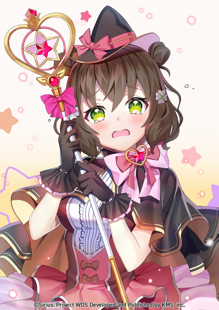 1girl black_capelet black_gloves black_headwear blush bow brown_hair capelet flower gloves green_eyes hair_flower hair_ornament hat highres official_art open_mouth pink_bow posom shiromaru_mito short_hair solo staff witch_hat world_dai_star