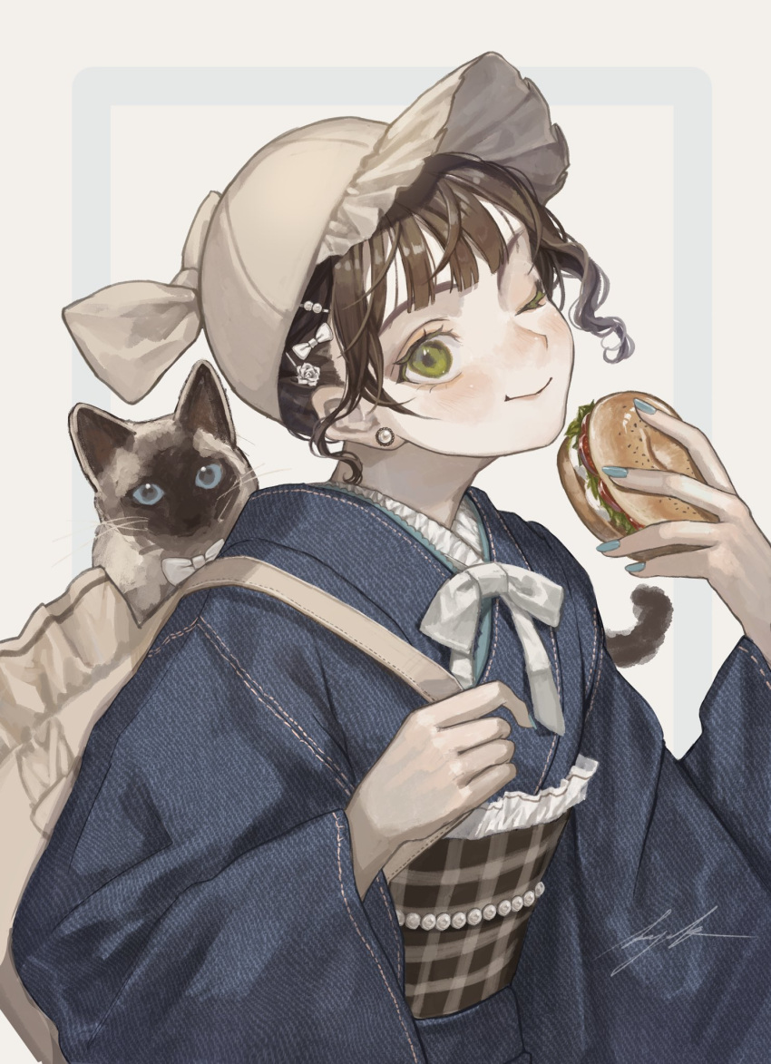 1girl bag blue_kimono blue_nails bow bowtie burger cat choker closed_mouth commentary earrings eating food gradient_background green_eyes hair_between_eyes hair_bow hair_ornament hairclip hat highres holding holding_bag holding_food japanese_clothes jewelry kimono light_blush long_sleeves looking_at_viewer nail_polish one_eye_closed original sayoko_(sayosny2) short_hair sidelocks signature simple_background smile solo symbol-only_commentary upper_body white_bow white_bowtie wide_sleeves
