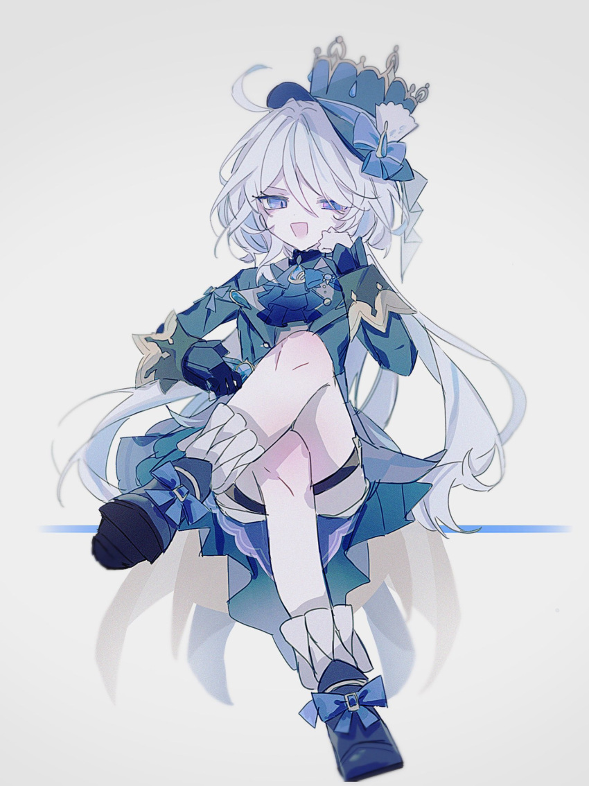 1girl ascot black_shirt blue_ascot blue_footwear blue_hair blue_headwear crossed_legs furina_(genshin_impact) genshin_impact green_jacket grey_background grey_eyes hat head_rest heterochromia highres jacket long_hair long_sleeves mini_hat mini_top_hat multicolored_hair pen shirt shorts smile solo top_hat tumi_nngnn violet_eyes white_hair white_shorts