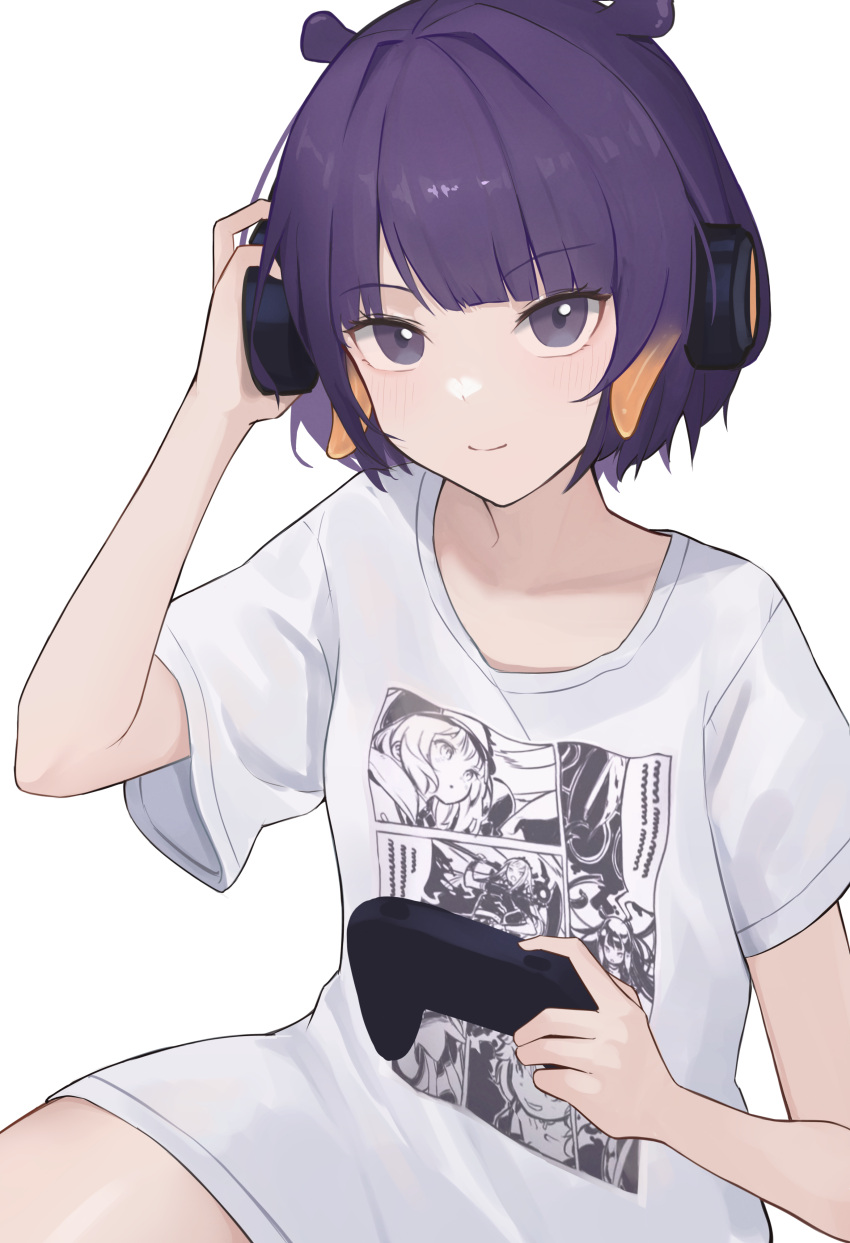 1girl absurdres adjusting_headphones alternate_costume closed_mouth controller english_commentary game_controller gmi_(jimmyovob) hand_up highres holding holding_controller holding_game_controller hololive hololive_english looking_at_viewer ninomae_ina'nis print_shirt purple_hair shirt short_hair short_sleeves simple_background smile solo t-shirt violet_eyes virtual_youtuber white_background white_shirt