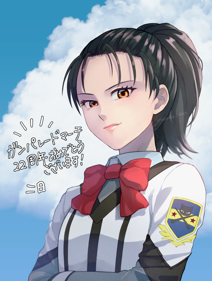 1girl artist_name black_hair blue_sky bow brown_eyes clouds gunparade_march highres long_sleeves looking_at_viewer medium_hair ponytail queen_elicca red_bow shibamura_mai sky solo standing upper_body