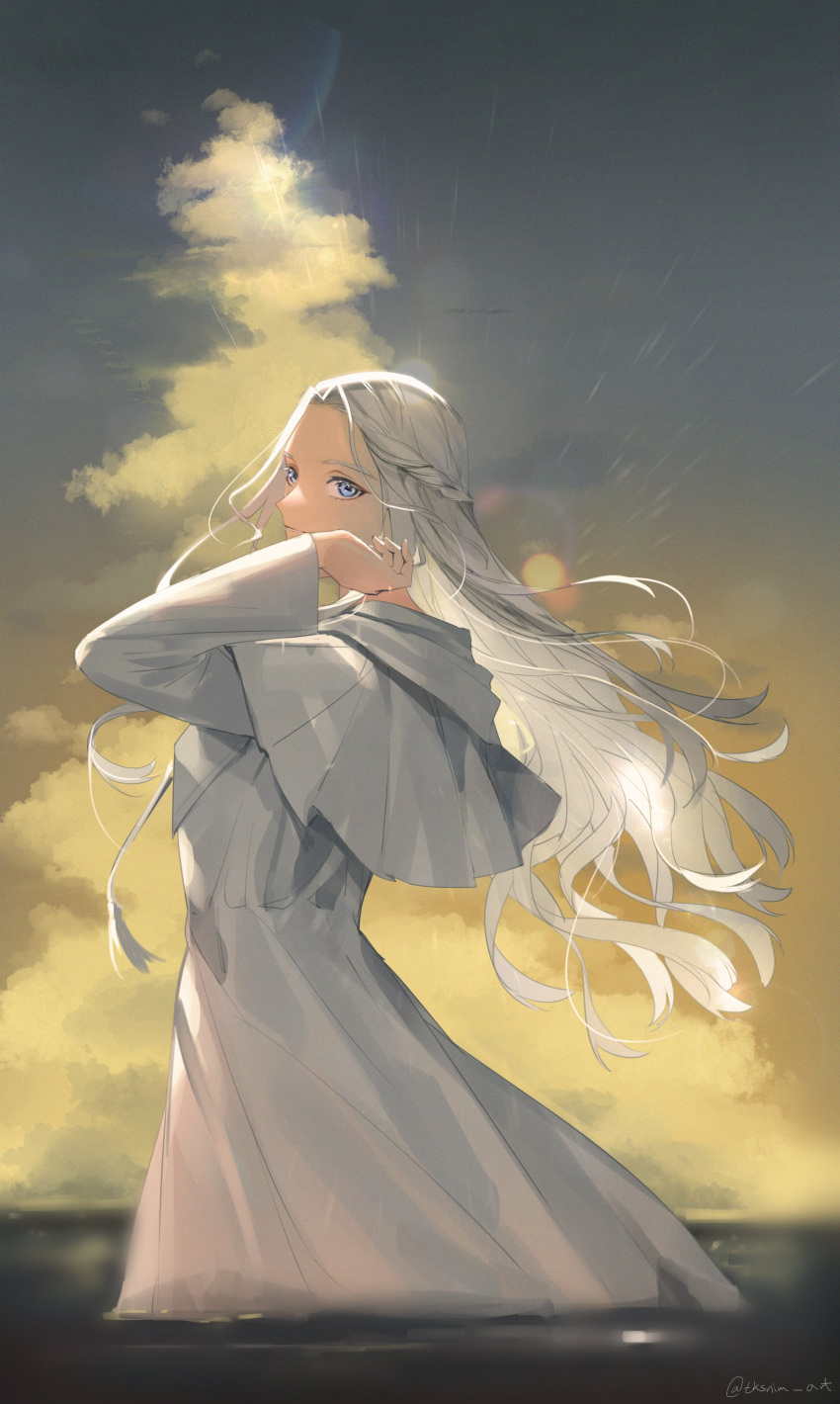 1girl absurdres blue_eyes braid capelet clouds commentary cowboy_shot evening final_fantasy final_fantasy_xiv floating_hair forehead from_side gradient_sky grey_capelet grey_hair grey_robe half_updo hand_up highres hood hood_down hooded_capelet horizon lens_flare long_hair long_sleeves looking_at_viewer robe signature single_braid sky smile solo standing symbol-only_commentary tassel tk_(tksnim) twitter_username venat_(ff14) wading water wavy_hair yellow_sky