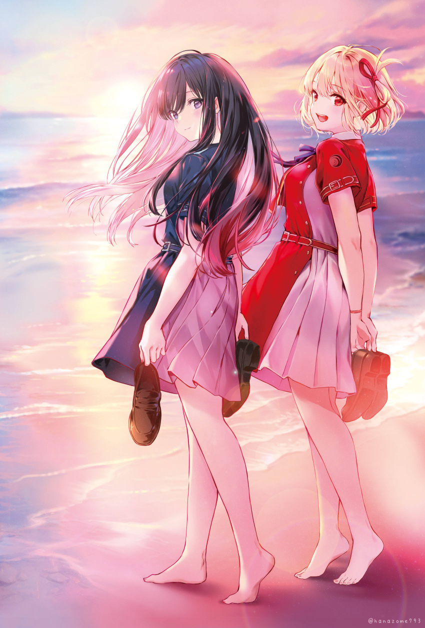 2girls :d absurdres barefoot black_hair blonde_hair blue_dress brown_footwear closed_mouth clouds commentary_request dress grey_dress hair_ribbon highres holding holding_shoes horizon inoue_takina loafers long_hair lycoris_recoil multiple_girls nishikigi_chisato ocean outdoors pierorabu pleated_dress red_dress red_eyes red_ribbon ribbon shoes shoes_removed sky smile sunset twitter_username two-tone_dress very_long_hair violet_eyes water