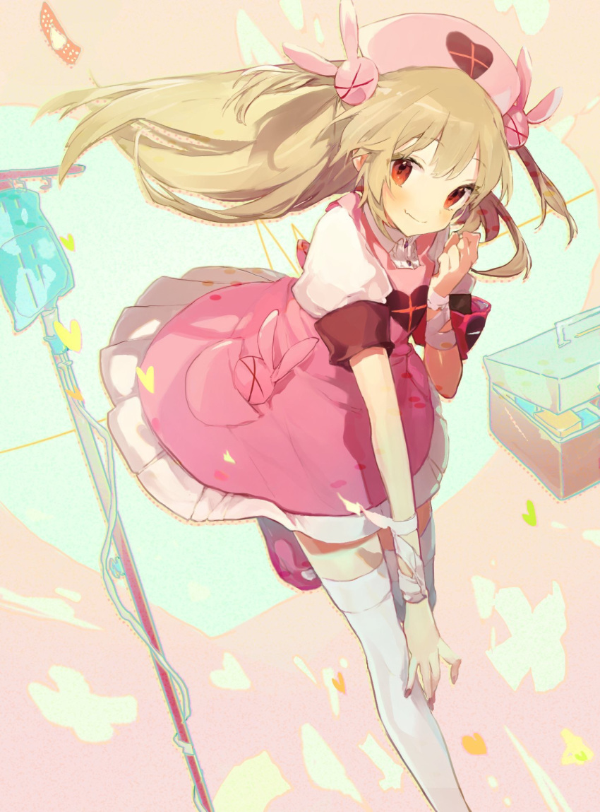 &gt;_&lt; 1girl apron armband bandaged_wrist bandages blonde_hair blush closed_mouth collared_dress commentary_request dress floating_hair foot_out_of_frame hair_ornament hand_up hat heart heart_print highres intravenous_drip long_hair looking_at_viewer natori_sana nurse_cap pink_apron pink_footwear pink_headwear pocket puffy_short_sleeves puffy_sleeves rabbit_hair_ornament red_armband red_eyes sana_channel short_sleeves slippers smile socha_(sotyahamu) solo standing standing_on_one_leg thigh-highs two_side_up virtual_youtuber white_dress white_thighhighs