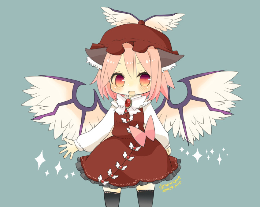 1girl animal_ears bird_ears bird_wings black_thighhighs blush brown_dress brown_headwear dress feathered_wings grey_background hat highres long_sleeves mystia_lorelei one-hour_drawing_challenge open_mouth pink_eyes pink_hair shirt short_hair simple_background smile solo thigh-highs touhou twitter_username white_shirt white_wings winged_hat wings yaco_(nuitnotte)