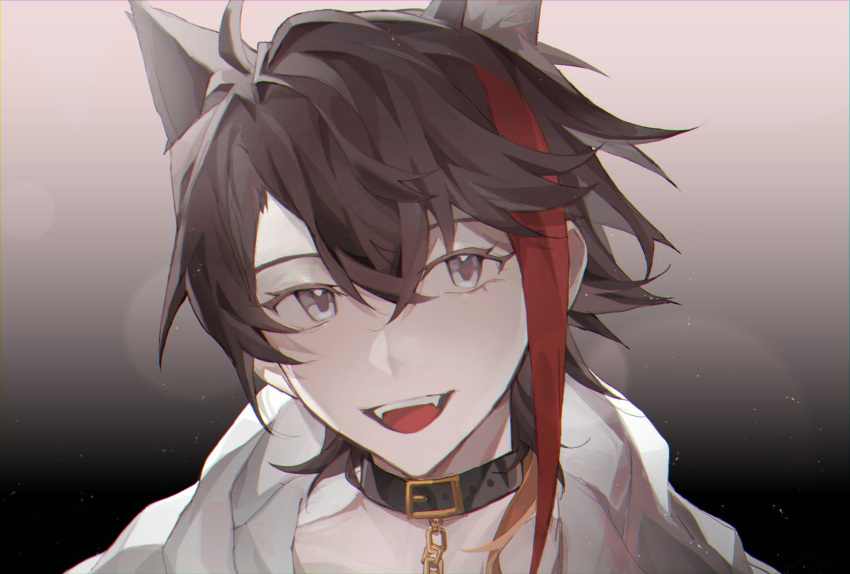 1boy animal_ear_fluff animal_ears belt_buckle black_background black_collar blue_eyes brown_hair buckle chain collar collarbone colored_eyelashes commentary dog_ears fangs gold_chain gradient_background grey_background highres hood hood_down kemonomimi_mode komatsu2536 looking_at_viewer male_focus multicolored_hair nijisanji open_mouth redhead saegusa_akina short_hair smile streaked_hair symbol-only_commentary teeth two-tone_background upper_body upper_teeth_only white_hood