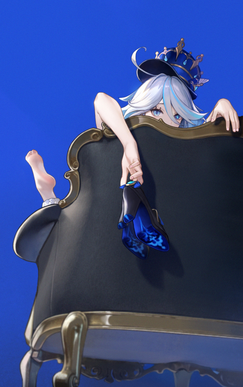 1girl black_footwear blue_background blue_eyes blue_headwear chaise_longue chinese_commentary couch feet fingernails furina_(genshin_impact) genshin_impact grey_hair hat high_heels highres holding holding_shoes le_(huanglongen) looking_at_viewer mismatched_pupils multicolored_hair no_shoes on_couch shoes shoes_removed simple_background soles solo toes top_hat two-tone_hair