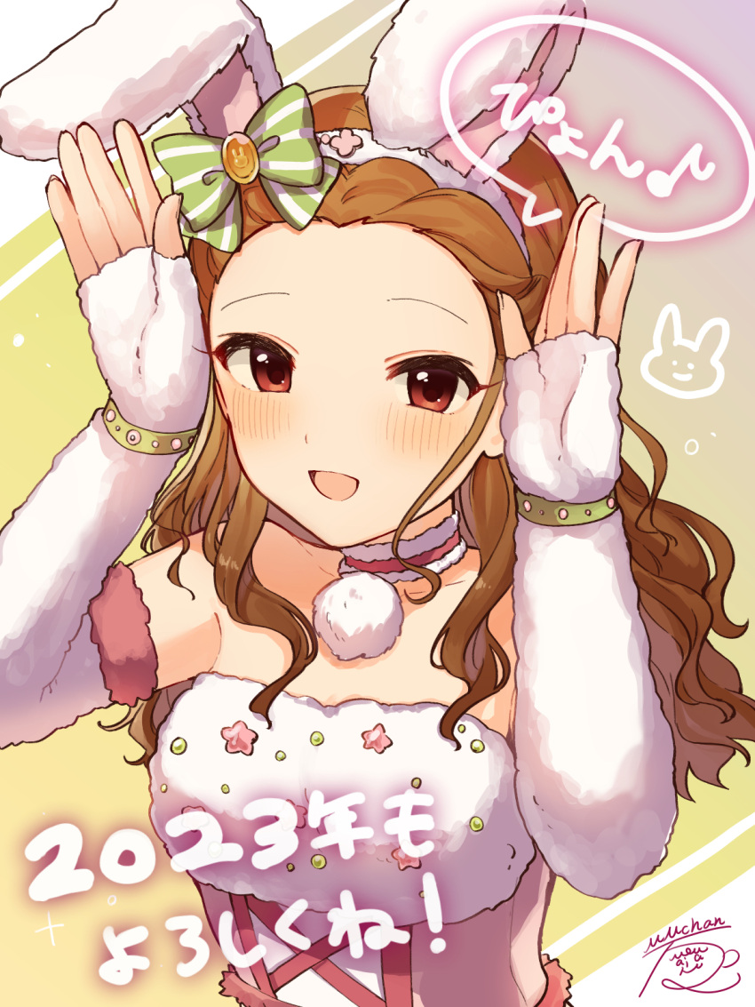 1girl 2023 :d animal_ears bare_shoulders blush bow bracelet breasts brooch brown_hair card_(medium) chinese_zodiac choker collarbone commentary_request corset curly_hair fake_animal_ears fingerless_gloves forehead fur-trimmed_choker fur-trimmed_gloves fur_trim gloves green_bow hair_bow hair_pulled_back hairband hands_up highres idolmaster idolmaster_cinderella_girls idolmaster_cinderella_girls_starlight_stage jewelry long_hair looking_at_viewer mmmakaron888 multicolored_background open_mouth pom_pom_(clothes) rabbit rabbit_ears rabbit_pose red_choker red_eyes seki_hiromi signature simple_background small_breasts smile solo speech_bubble striped striped_bow translation_request upper_body wavy_hair white_gloves white_hairband year_of_the_rabbit