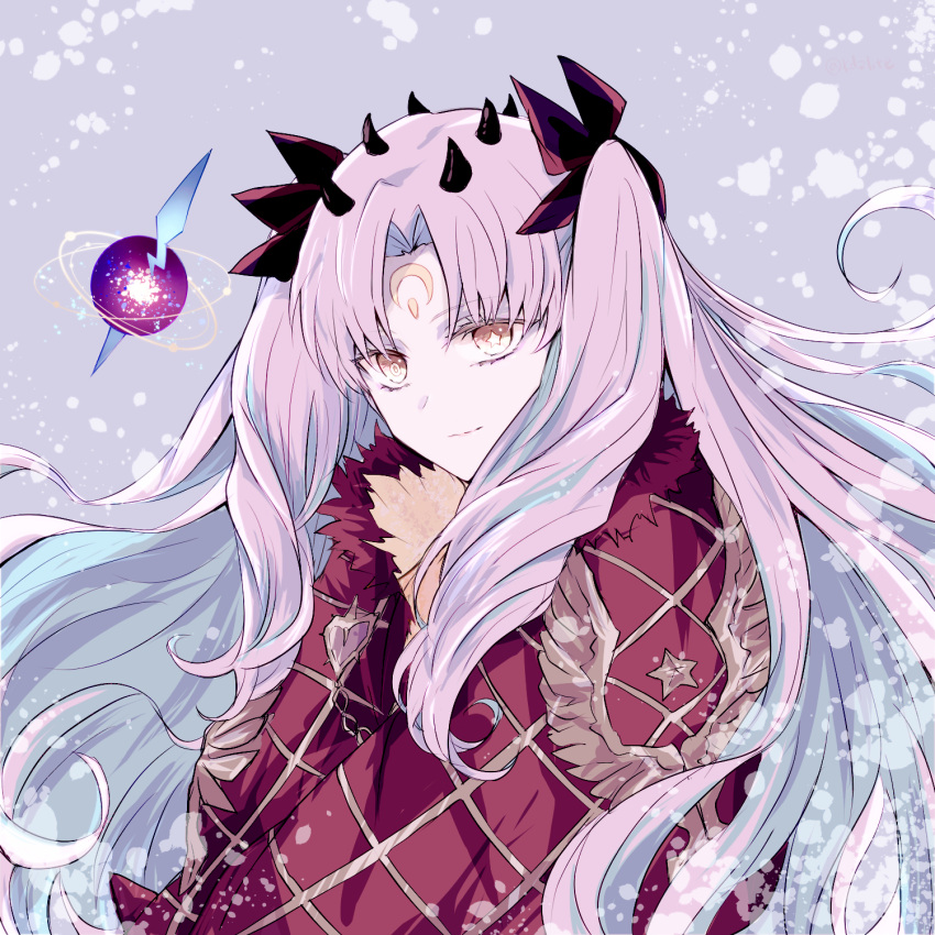 1girl black_horns black_ribbon blue_hair cloak closed_mouth colored_inner_hair crescent crescent_facial_mark facial_mark fate/grand_order fate_(series) forehead_mark fur-trimmed_cloak fur_trim grey_background hair_ribbon highres horns ishtar_(fate) light_purple_hair light_smile long_hair looking_at_viewer multicolored_hair multiple_horns parted_bangs red_cloak red_ribbon ribbon sodamachi solo space_ishtar_(fate) space_ishtar_(third_ascension)_(fate) star-shaped_pupils star_(symbol) symbol-shaped_pupils two-tone_hair two-tone_ribbon two_side_up upper_body yellow_eyes