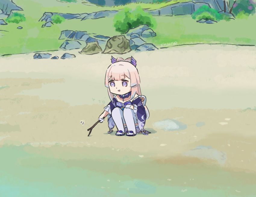 1girl artist_name beach bow chibi commentary genshin_impact gloves hair_bow japanese_clothes long_hair outdoors pink_hair rock sand sand_writing sangonomiya_kokomi solo squatting symbol-only_commentary thigh-highs twig violet_eyes white_thighhighs xinzoruo