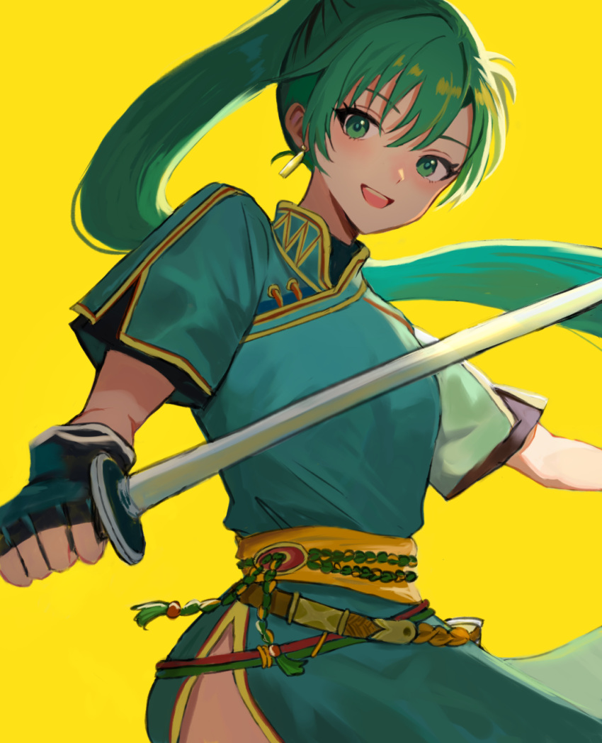 1girl black_gloves blue_dress china_dress chinese_clothes commentary dress earrings fingerless_gloves fire_emblem fire_emblem:_the_blazing_blade gloves green_eyes green_hair hair_between_eyes highres holding holding_sword holding_weapon jewelry long_hair looking_at_viewer lyn_(fire_emblem) ponytail sash short_sleeves side_slit simple_background smile solo sword teeth upper_teeth_only very_long_hair weapon yellow_background yellow_sash yuurururun