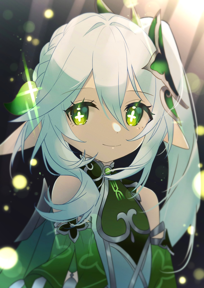 1girl asymmetrical_hair braid bright_pupils closed_mouth dress droopy_ears genshin_impact green_dress green_eyes hair_ornament highres looking_at_viewer nahida_(genshin_impact) oyasumi_(oyasumign8) pointy_ears side_ponytail sleeveless sleeveless_dress smile solo upper_body white_hair white_pupils