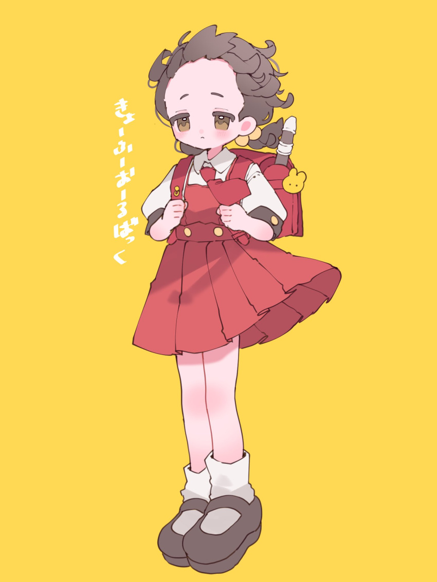 1girl backpack bag blush brown_eyes brown_footwear brown_hair closed_mouth collared_shirt commentary_request dress forehead full_body highres holding_strap kaai_yuki kyoufuu_all_back_(vocaloid) low_twintails mary_janes necktie pinafore_dress randoseru red_bag red_dress red_necktie shirt shoes short_hair simple_background sleeveless sleeveless_dress socks solo song_name standing twintails upa_papa_co white_shirt white_socks yellow_background