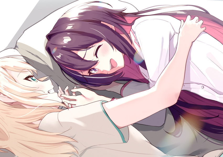 2girls animal_collar azki_(hololive) black_hair black_headwear blush collar colored_inner_hair commentary_request eye_contact green_eyes holding_hands hololive kazama_iroha long_hair looking_at_another lying multicolored_hair multiple_girls on_bed on_side one_eye_closed open_mouth pajamas pink_hair streaked_hair taachika tickling virtual_youtuber white_hair yuri