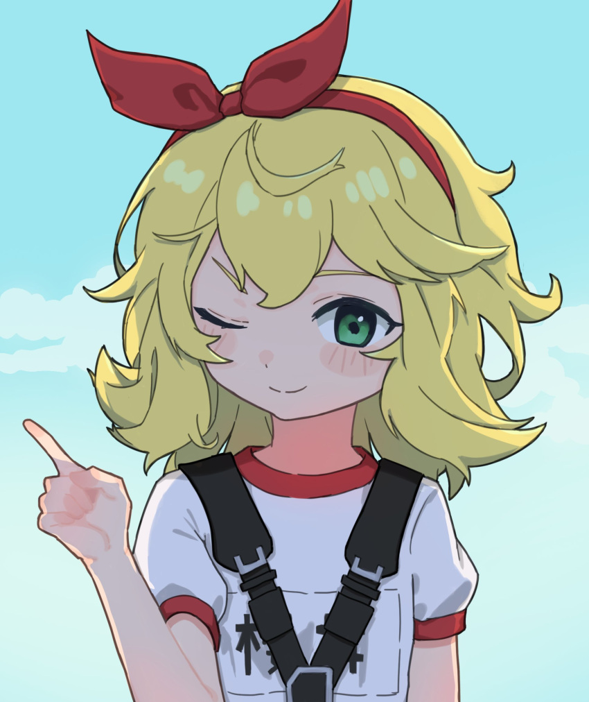 blonde_hair blue_sky blush chest_harness clouds commentary_request day dot_nose flat_chest green_eyes gym_uniform hair_between_eyes hair_ribbon hand_up harness highres idolmaster idolmaster_cinderella_girls idolmaster_cinderella_girls_u149 index_finger_raised looking_at_viewer messy_hair name_tag one_eye_closed outdoors red_ribbon ribbon sakurai_momoka shirt short_hair short_sleeves sky smile upper_body v-shaped_eyebrows wavy_hair white_shirt wind yohane6189
