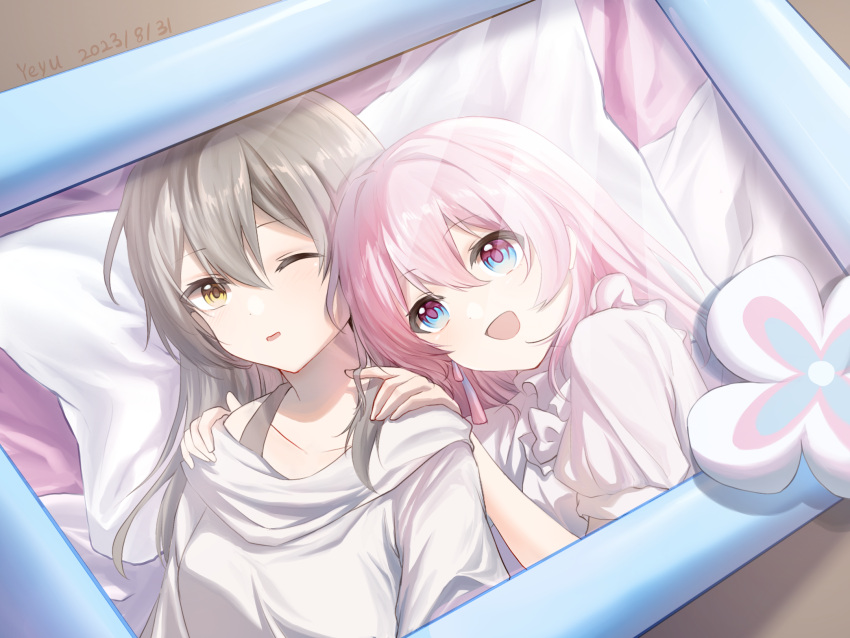 2girls artist_name blue_eyes chinese_commentary collarbone commentary_request dated flower grey_hair highres honkai:_star_rail honkai_(series) march_7th_(honkai:_star_rail) medium_hair multiple_girls on_bed one_eye_closed open_mouth parted_lips picture_frame pink_eyes pink_hair portrait shirt smile stelle_(honkai:_star_rail) trailblazer_(honkai:_star_rail) two-tone_eyes white_shirt xingkongmeng415 yellow_eyes